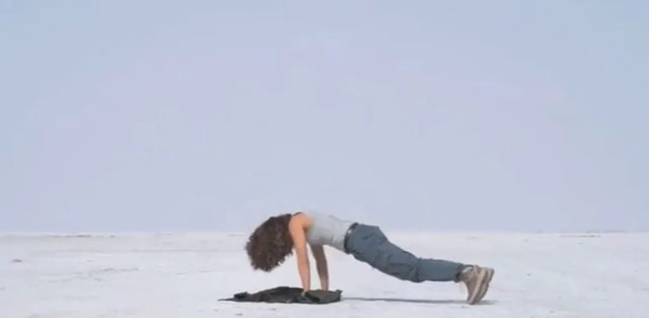  [WATCH] When Taapsee Pannu does push-ups in middle of Rann of Kutch