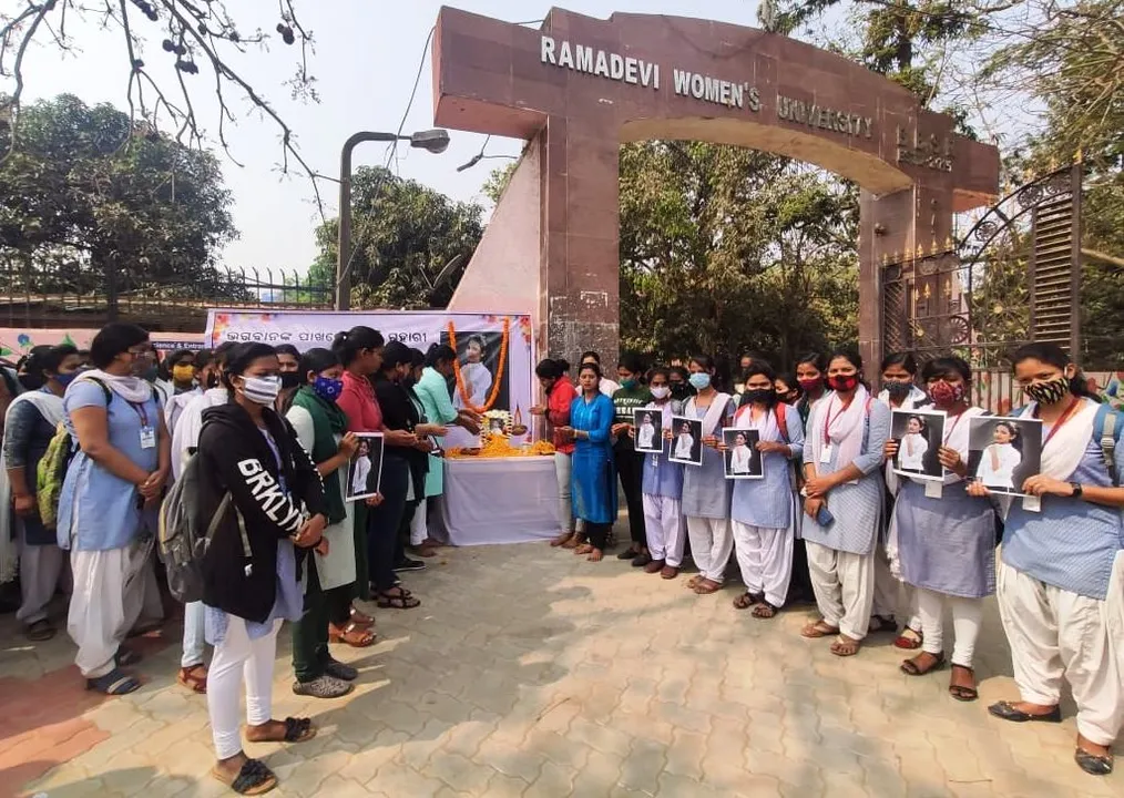  Jharaphula Nayak's death: Ramadevi Women’s University students bid tearful adieu
