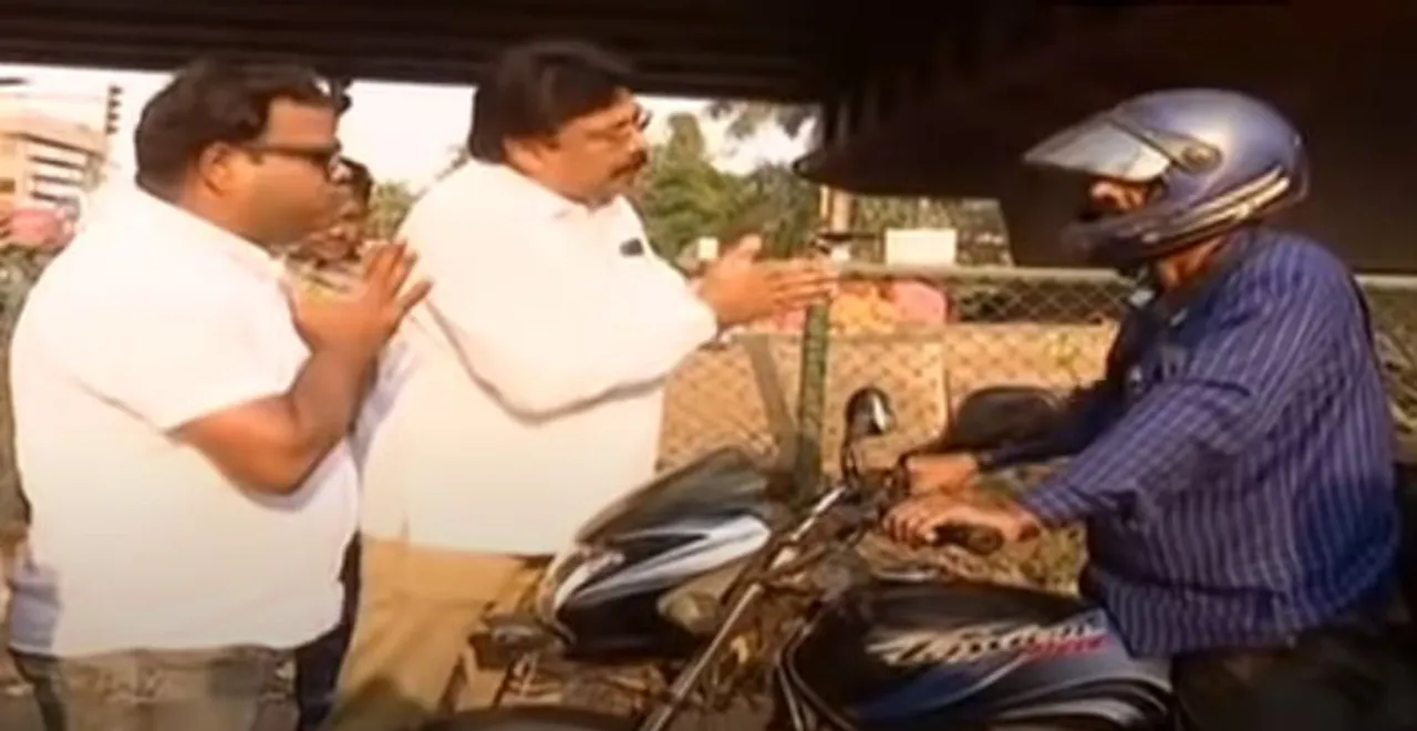  Watch: Cong leaders offer chocolate to commuters during Odisha bandh