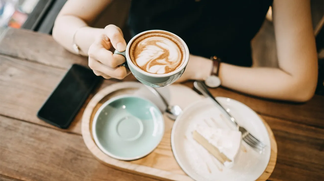  Green tea, coffee may lower CVD risk for stroke, heart attack survivors