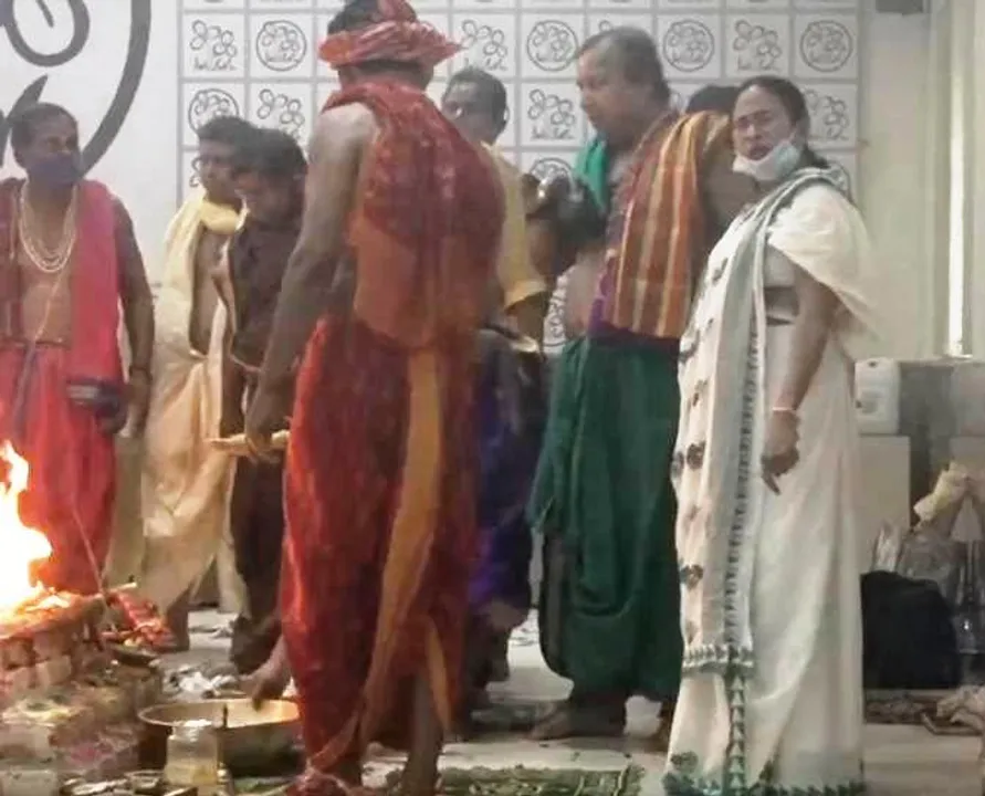  [Watch] Puri Jagannath Temple servitors perform puja at Mamata's res