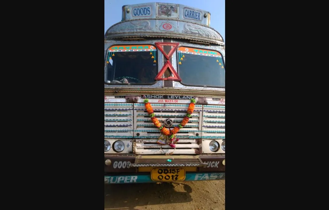  Truck driver, helper fined for not wearing helmet in Odisha!