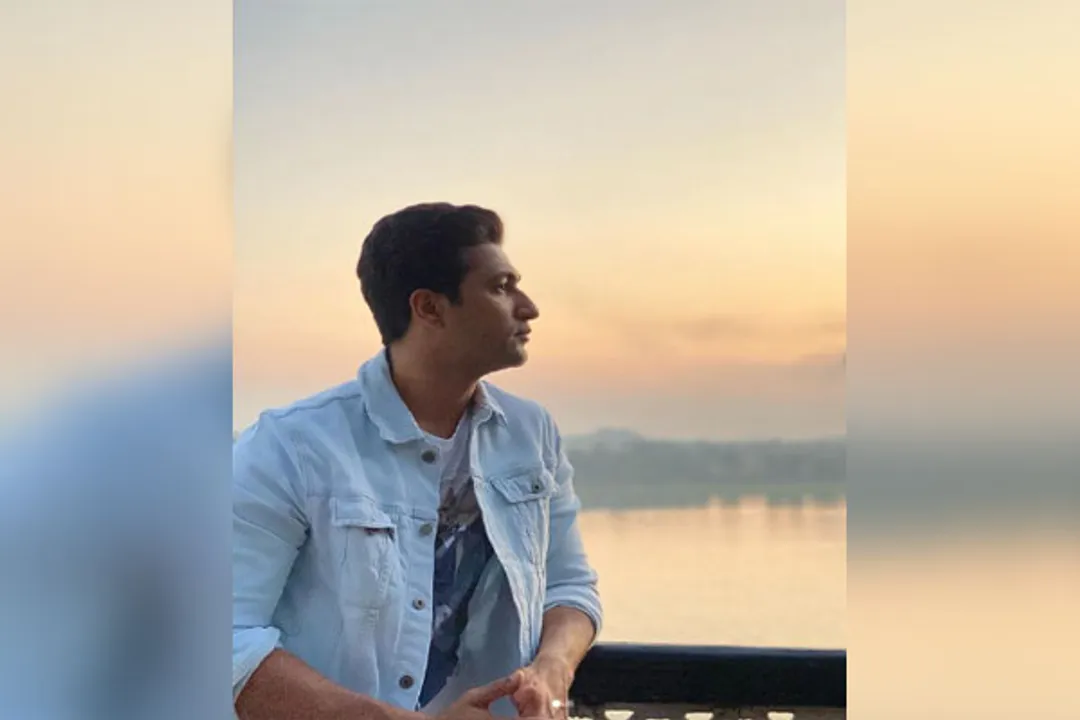  Vicky Kaushal enjoys sunset on banks of river Narmada