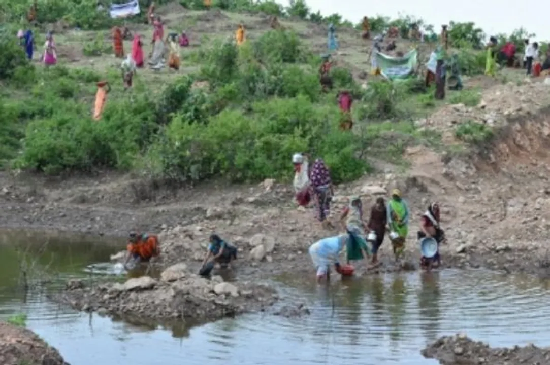  Led by teenage girl, 200 women dig through mountain to solve water crisis