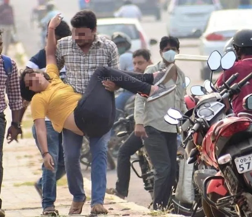  High drama on Bhubaneswar street as girl tries to end life over feud with boyfriend