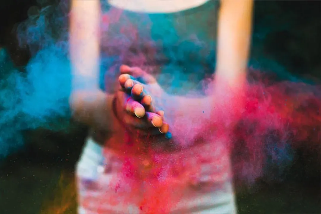  On Holi, be careful if you wear contact lenses