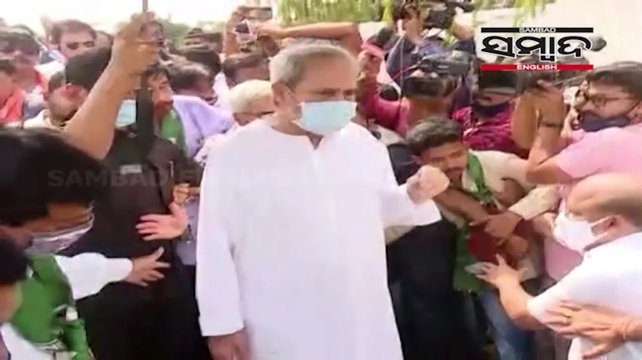 [Watch] Odisha CM comes out of residence to welcome agitating BJP MLAs