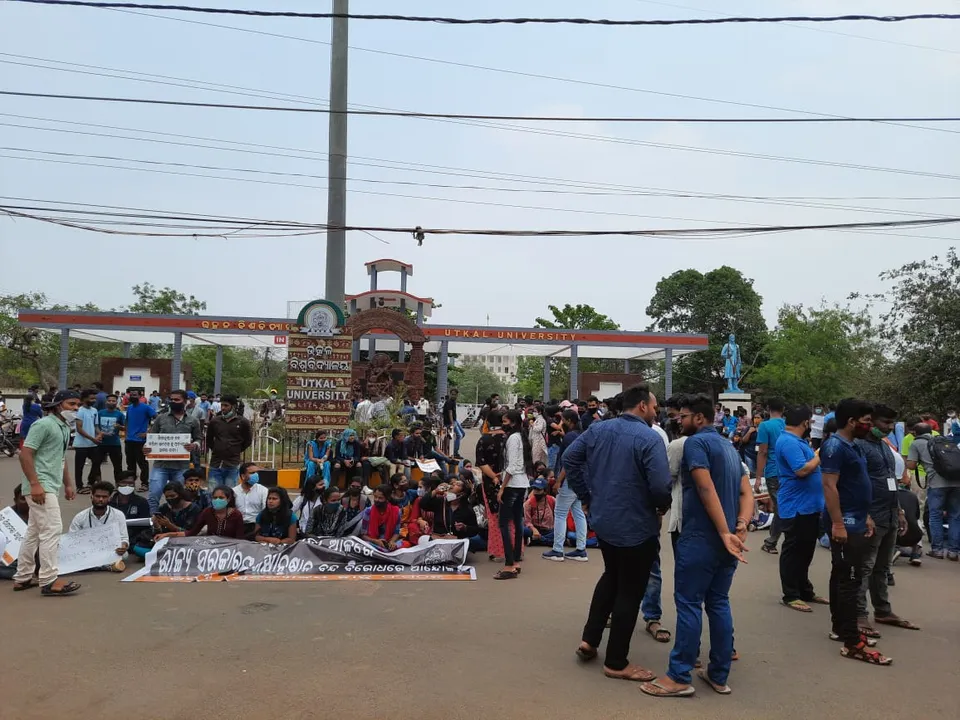  Utkal University students hit streets opposing decision on vacating hostels; traffic disrupted