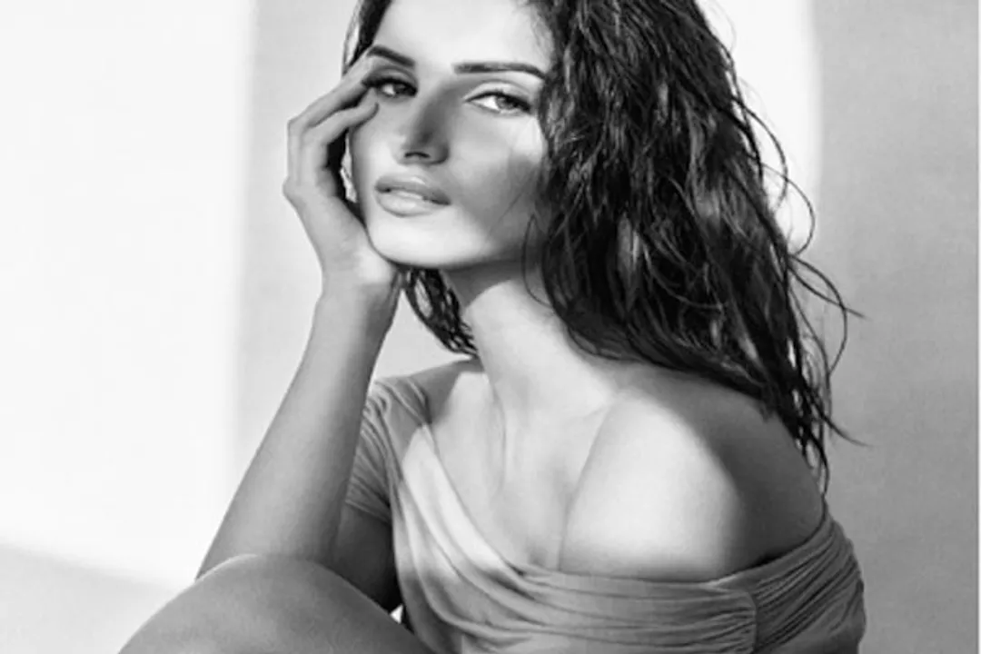  Tara Sutaria gives 'fever' to Aadar Jain