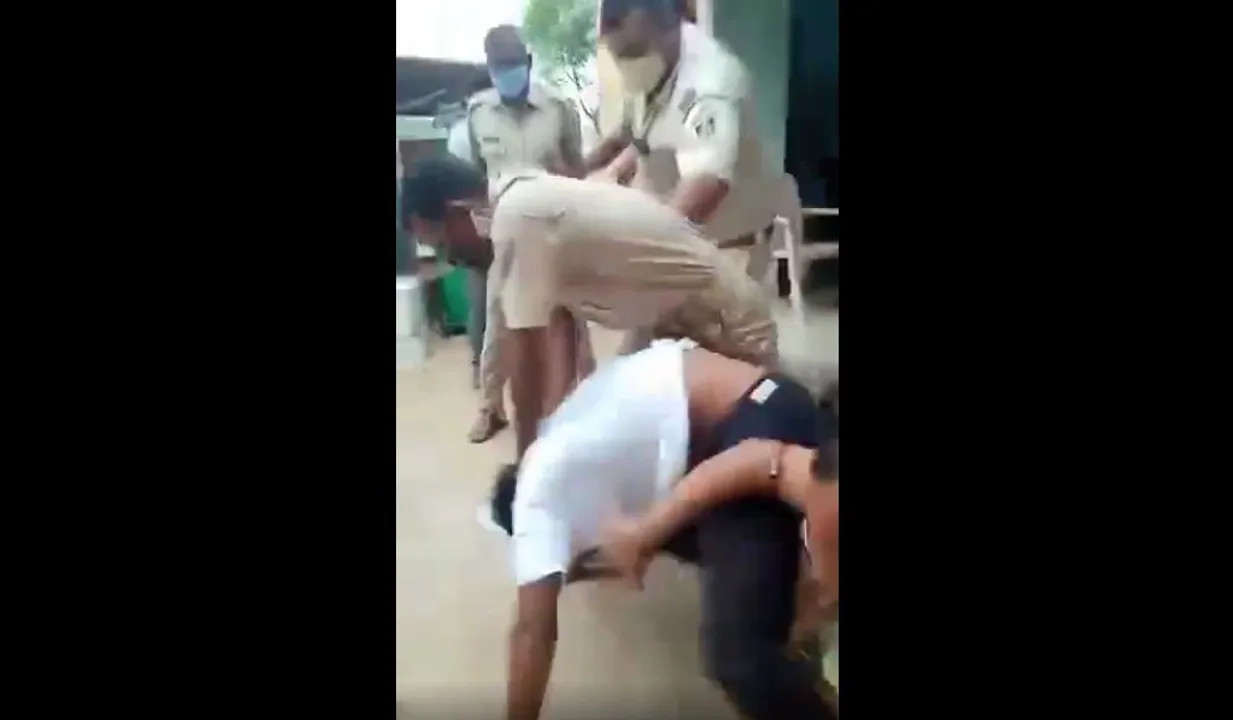  [Watch] Cops thrash youth for not wearing mask in Odisha