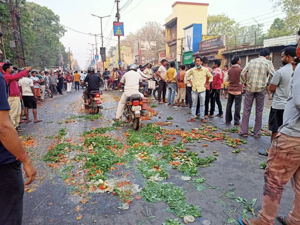  Affected by COVID-19 restrictions, vendors dump vegetables on road in Odisha