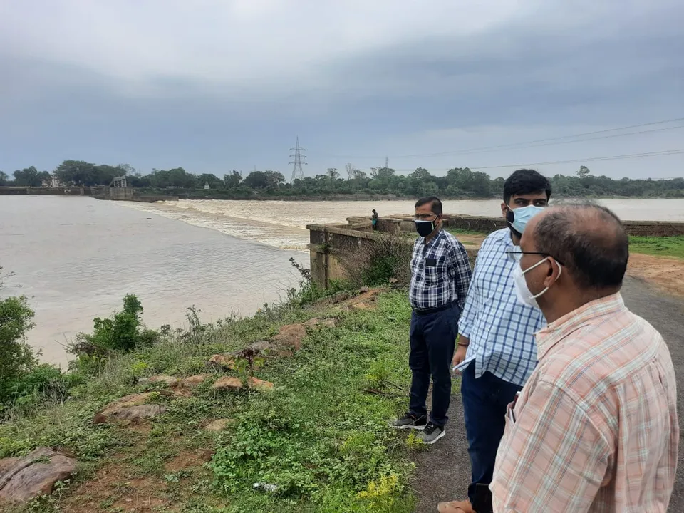  Jajpur Collector inspecting flood situation near Baitarani anicut yesterday.  