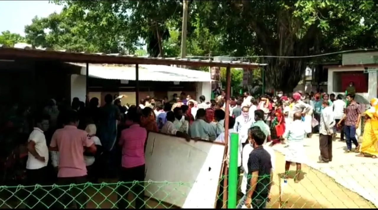  Odisha: COVID protocols thrown to wind as hundreds gather to get jab