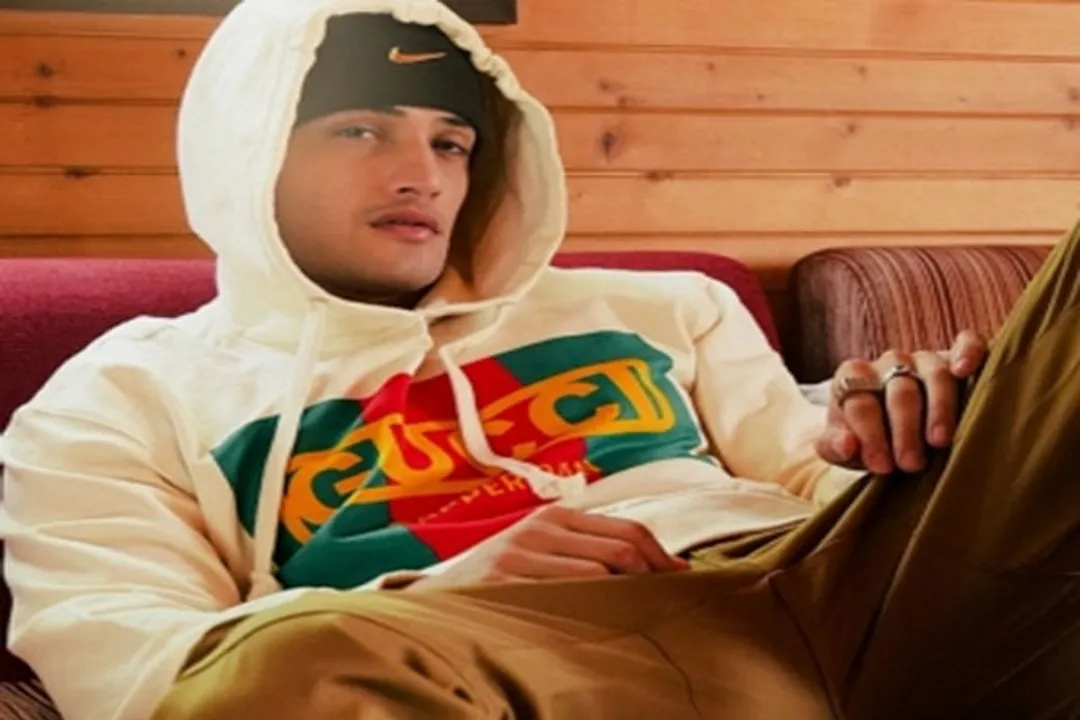  Asim Riaz drops debut rap song 'Back to start' on Eid