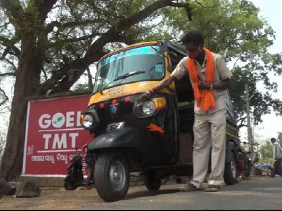 Odisha: Meet Kumar Tandi who ferries COVID patients in his auto-rickshaw for free