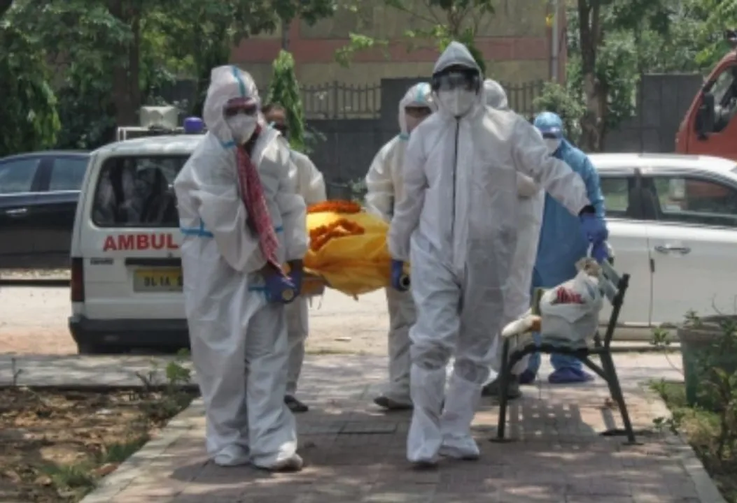  Woman tehsildar performs last rites of COVID+ve patient as kin stay indoors