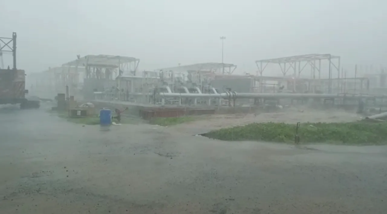  [Watch] Rain starts in coastal belts of Odisha ahead of Cyclone Yaas