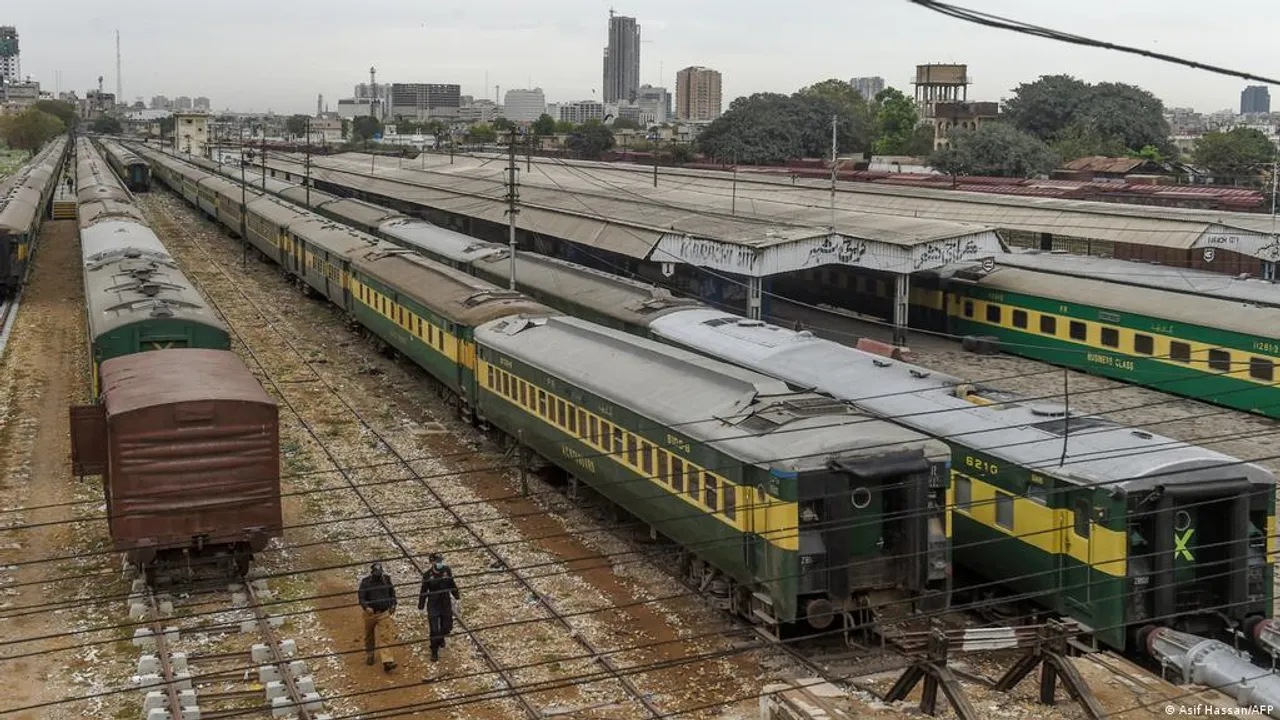  30 killed, 50 injured as 2 passenger trains collide in Pakistan