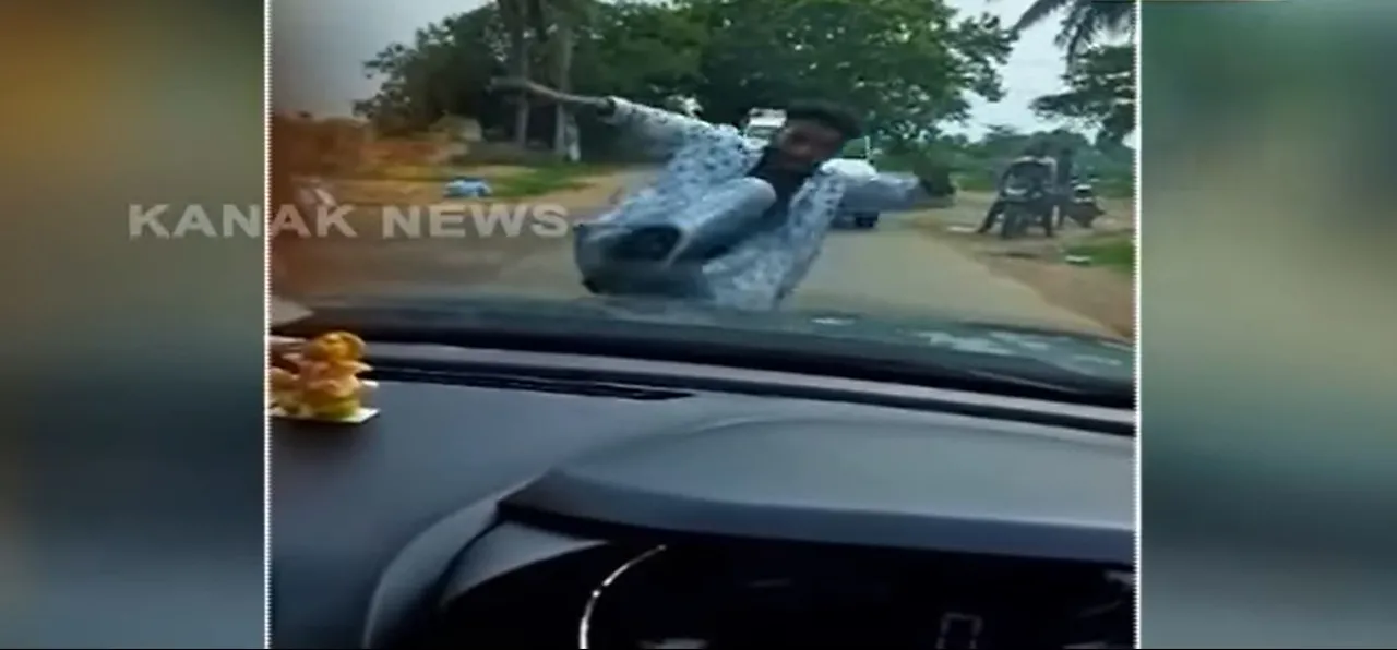  Caught on camera: Odisha youth attacks Tehsildar's car, breaks windshield