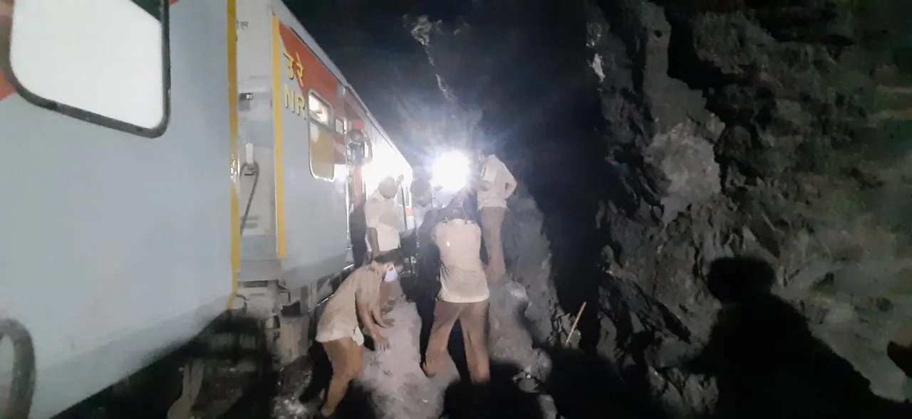  Mumbai: Goa-Delhi Rajdhani Express derails, major mishap averted. 