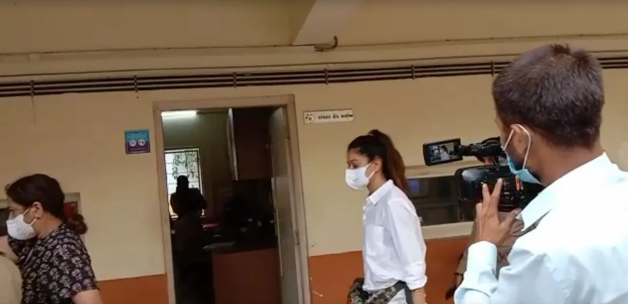  Payal Rohatgi courts trouble for threatening society chairman 