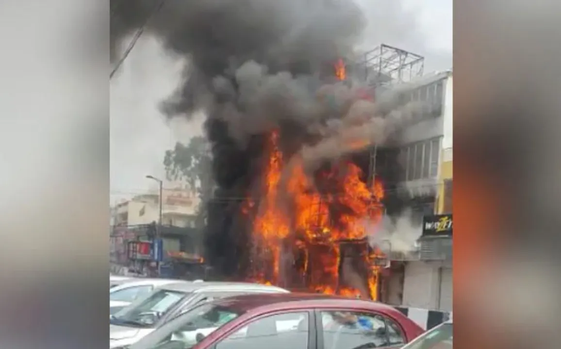  Massive fire breaks out in Delhi's Lajpat Nagar market; 30 fire brigades rush to spot
