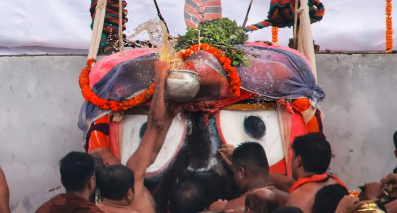  Watch Video: Servitors bathe Lord Jagannath at Snana Mandap during Snana Jatra