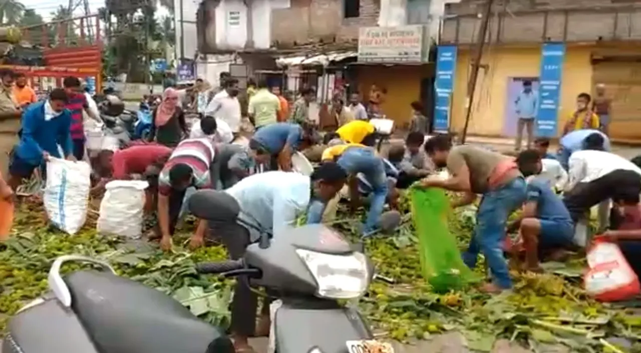  Watch: Locals loot vegetables as truck meets with accident in Bhubaneswar