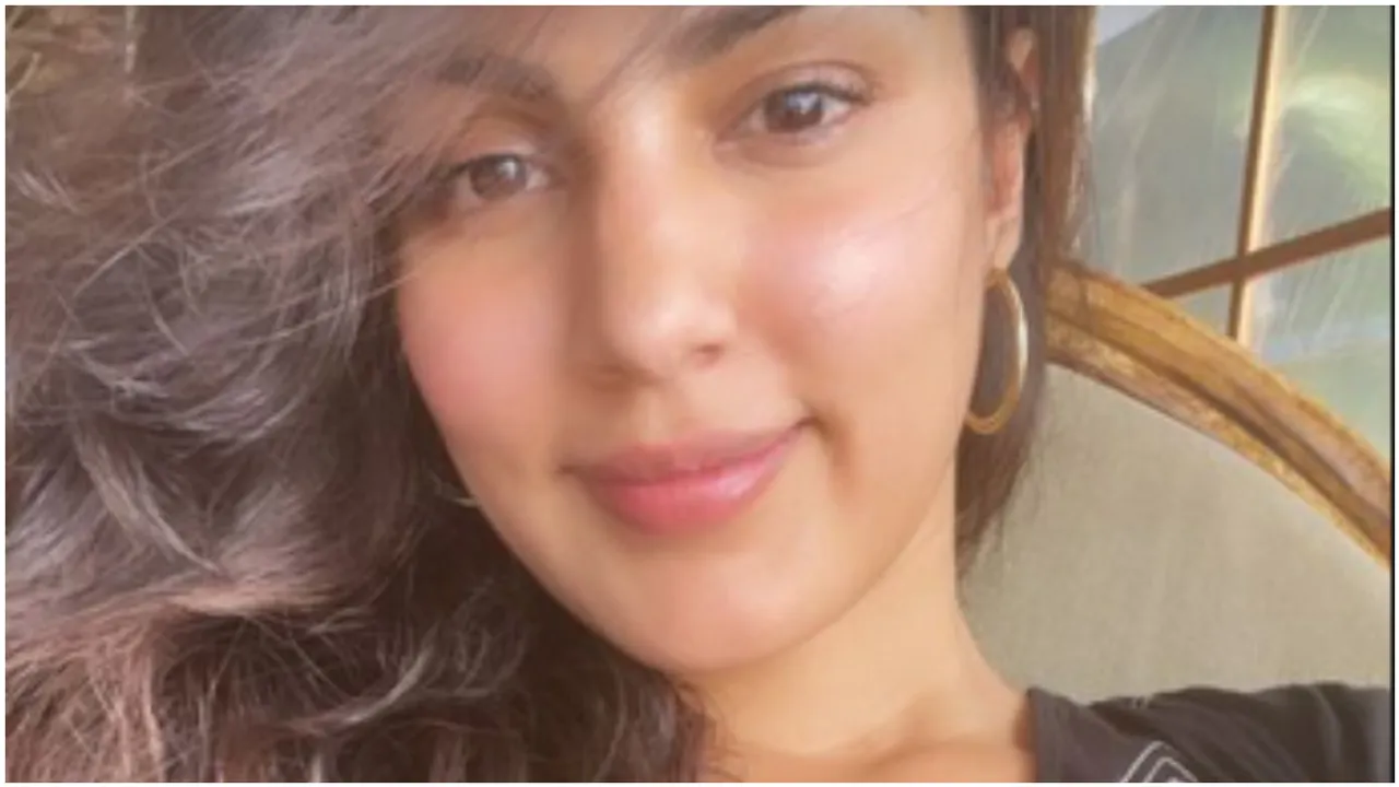  Rise and shine: Rhea Chakraborty dazzles in new social media post