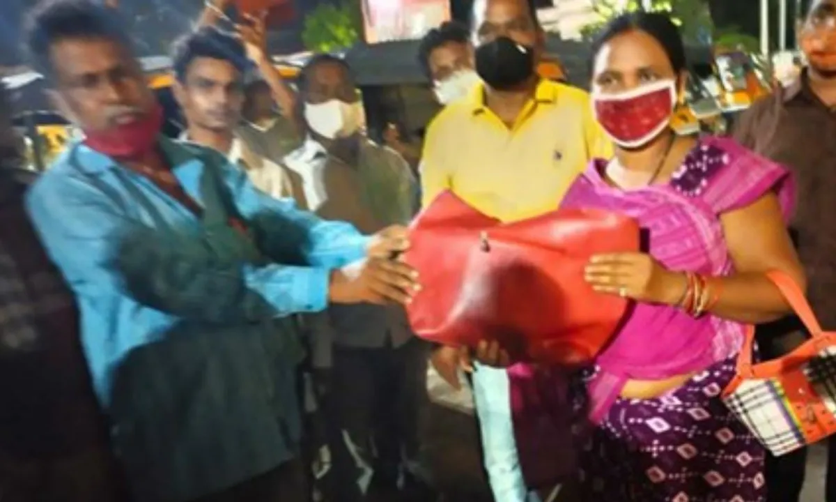  Odisha: Auto-rickshaw driver returns jewelleries worth Rs 7 lakh to passenger in Sambalpur