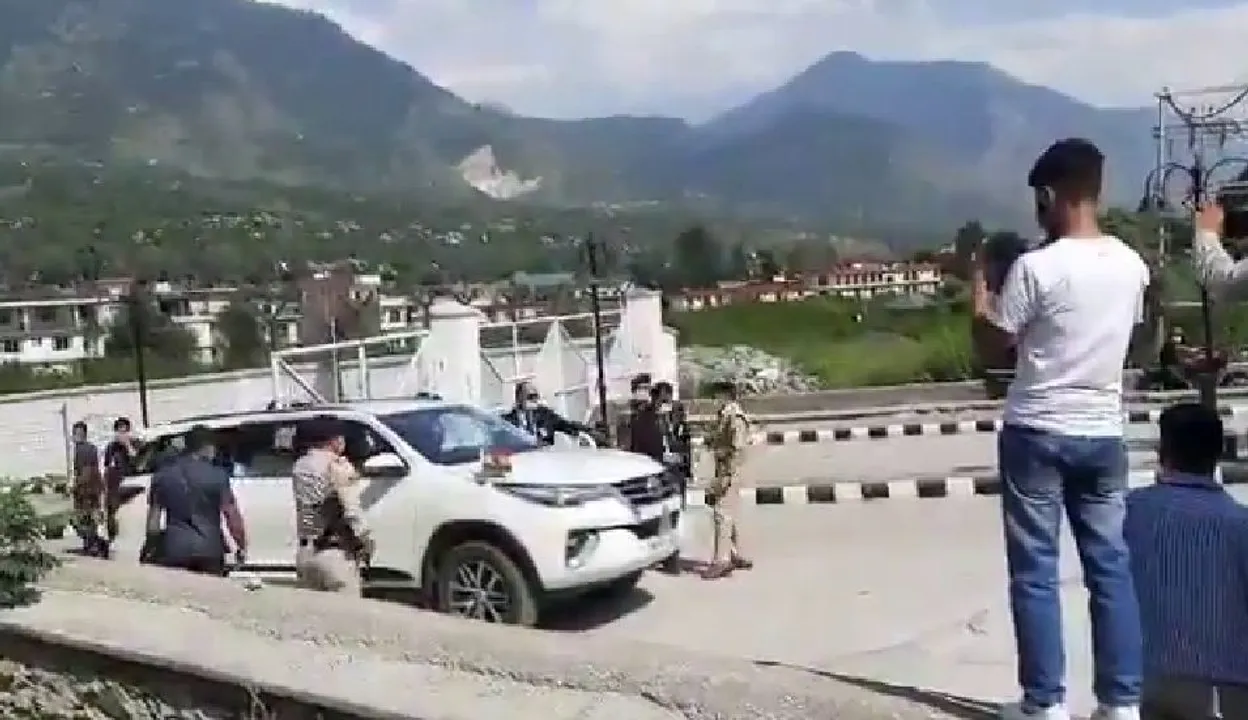  [WATCH] Senior cops scuffle in Kullu of Himachal Pradesh
