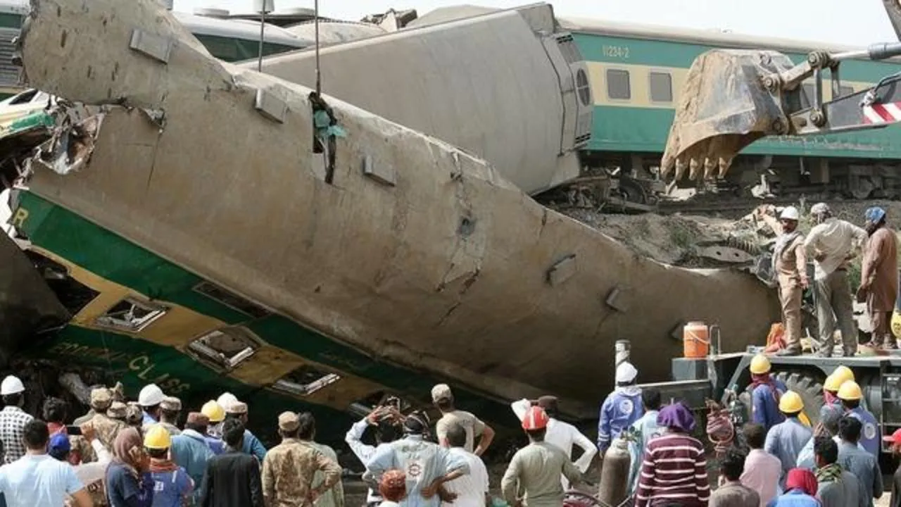  Two passenger trains collide in Pakistan; death toll reaches 62