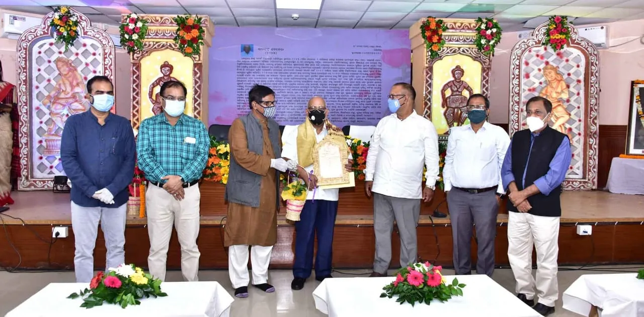  Litterateur Ramachandra Behera receives ‘Atibadi Jagannath Das Puraskar’