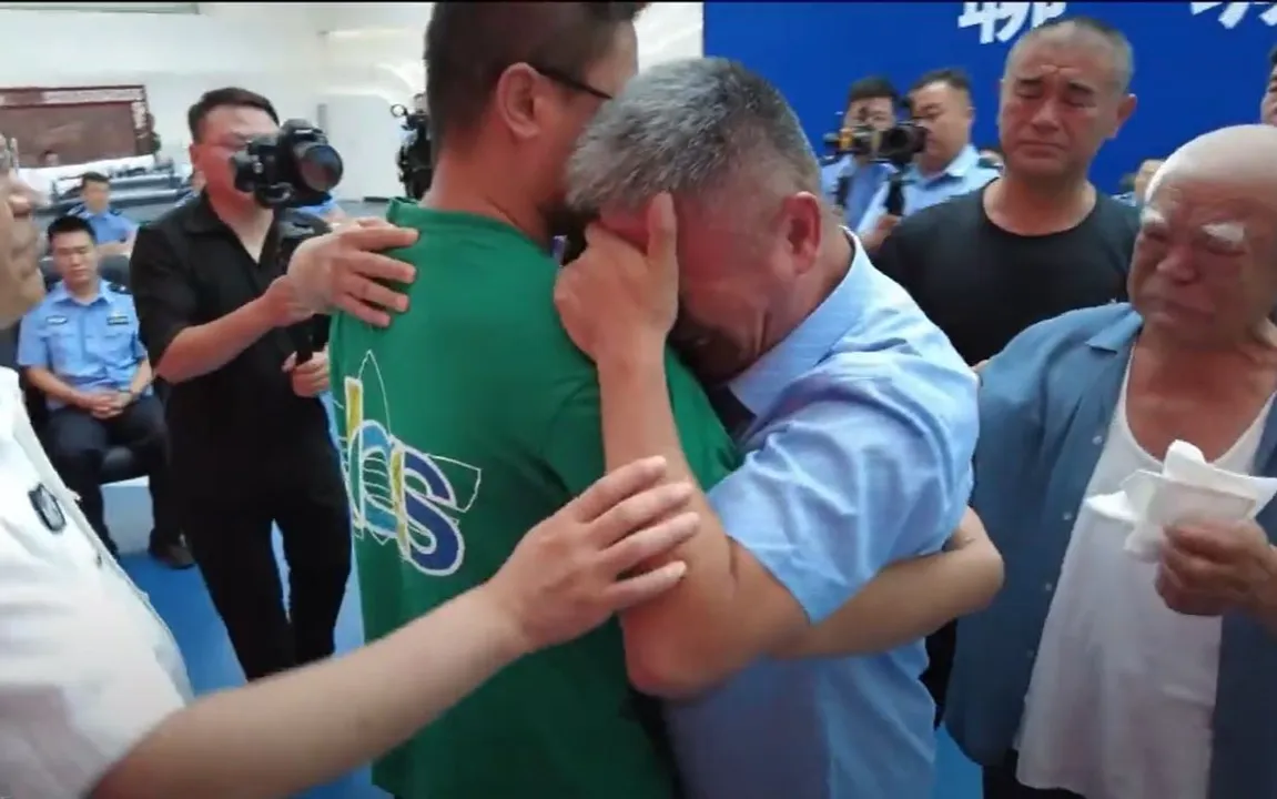  Watch: Man gets reunited with son who was kidnapped 24 years ago