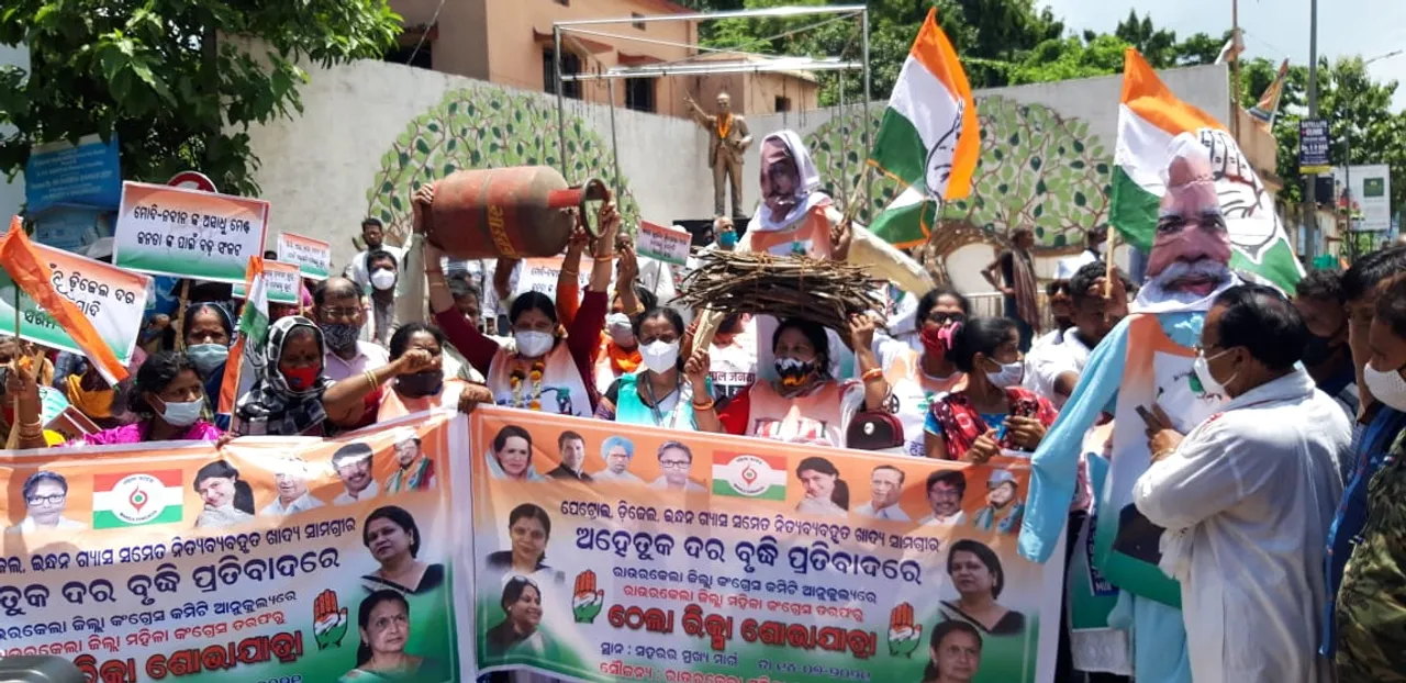  Odisha Congress hits streets over fuel price hike ahead of Bandh