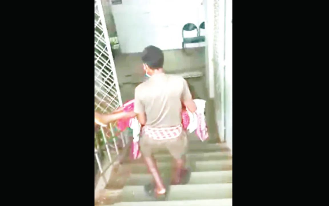  Man carries wife's body in Odisha's Phulbani as hospital staffers abandon it; Video goes viral