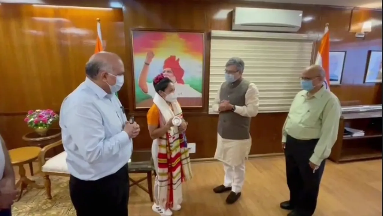  Railway Minister Ashwini Vaishnaw meets and felicitates Olympic silver medallist &amp; Indian Railways weightlifter Mirabai Chanu. 