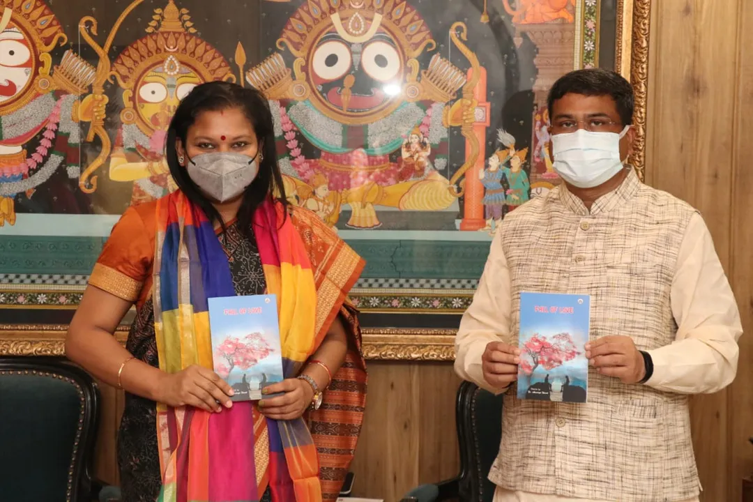  Dr Aiswarya Biswal's anthology of poems, ‘Fall Of Love’, launched