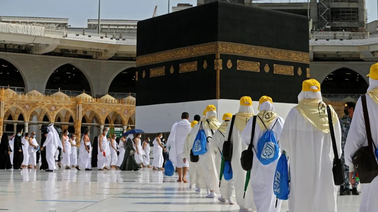  First batch of Haj pilgrims arrive at Grand Mosque in Mecca