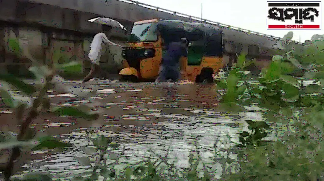  [WATCH] Waist-deep flooding in Odisha Capital after brief spell of rain