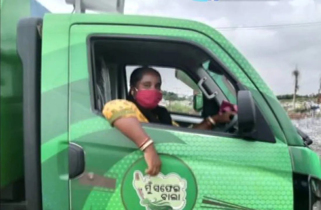  Bhubaneswar: Woman teacher turns garbage vehicle driver as income dries up [Watch]