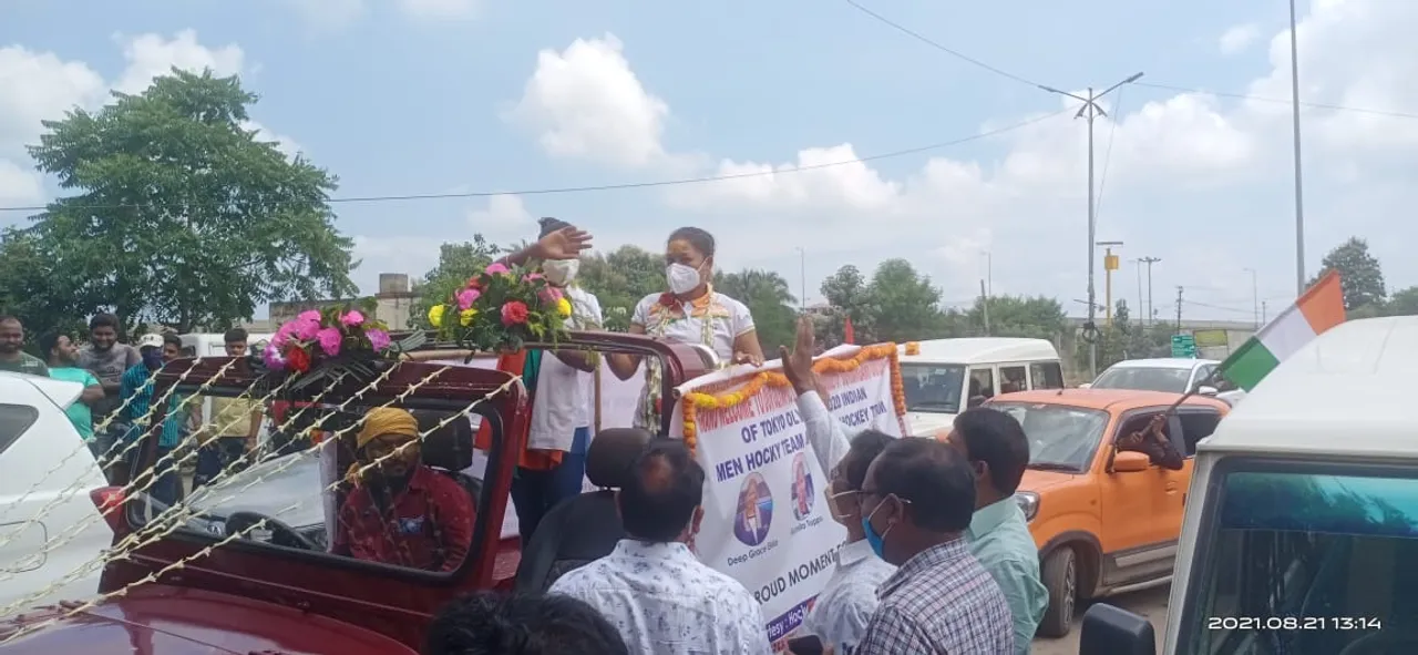  Hockey Olympians from Odisha receive rousing welcome in hometown