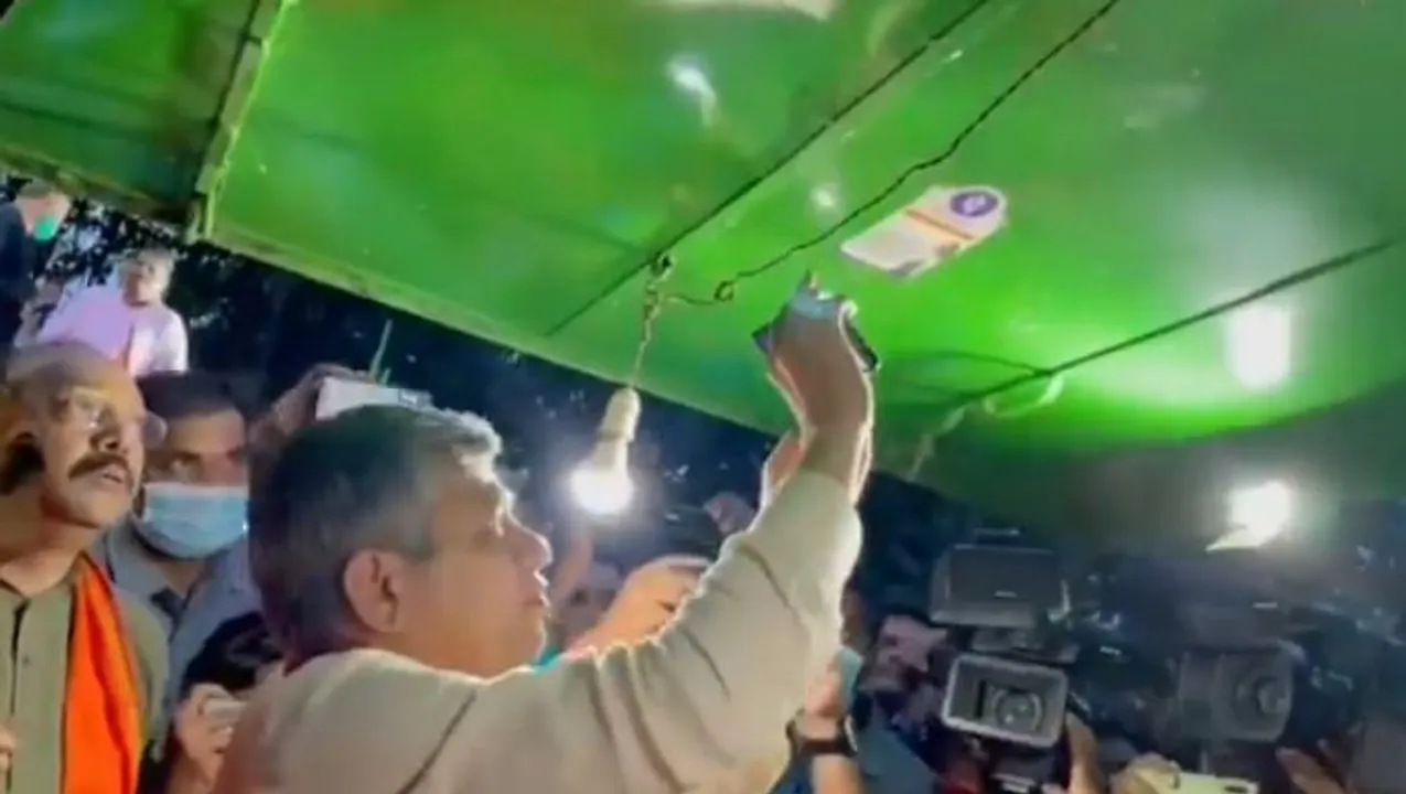  Watch: Railways Minister's tea break and digital payment at a local shop in Odisha's Koraput