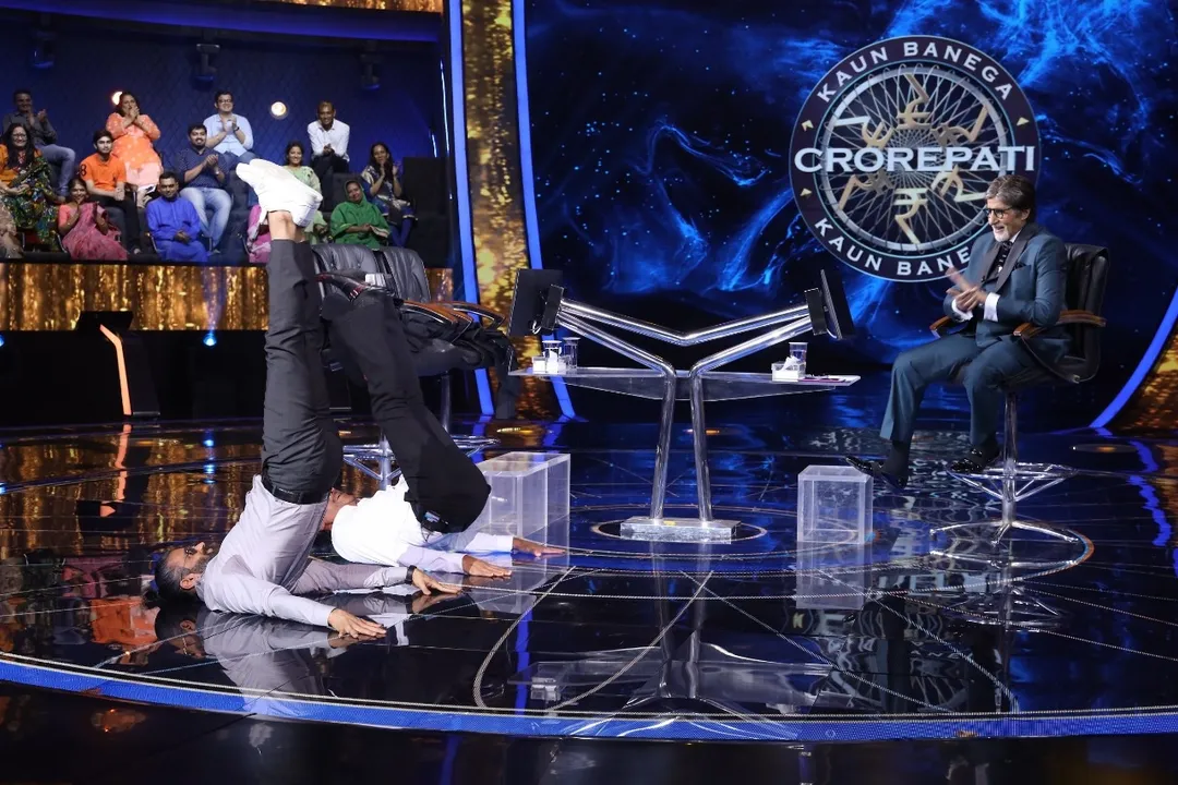  Suniel Shetty, Jackie Shroff flex muscles on 'KBC 13', Big B impressed. 