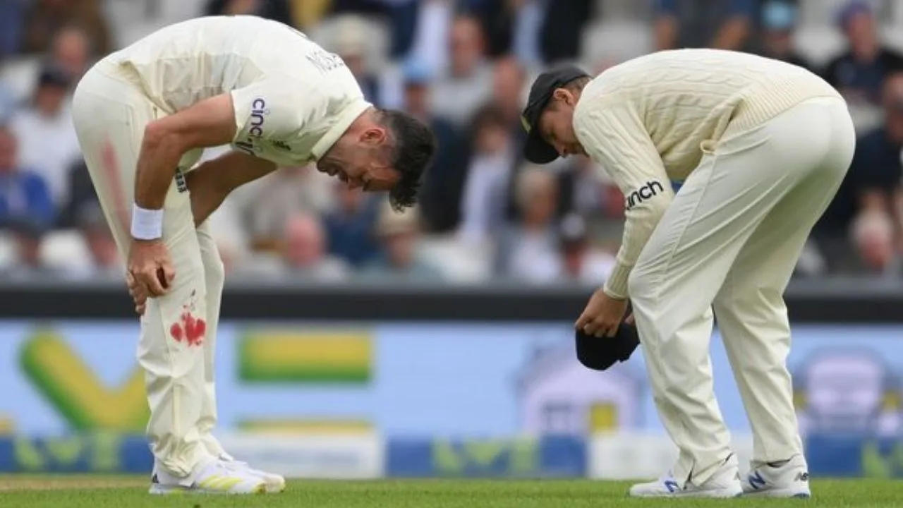  4th Test: James Anderson continues to bowl despite a bleeding knee. 
