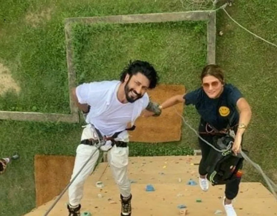  Actor Vidyut Jammwal proposes to girlfriend Nandita Mahtani while rappelling