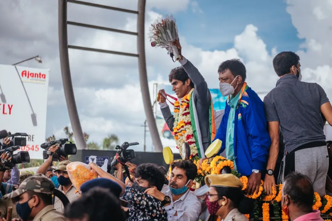  [In Pics] World champion Odia Para Shuttler Pramod Bhagat returns home, receives rousing welcome