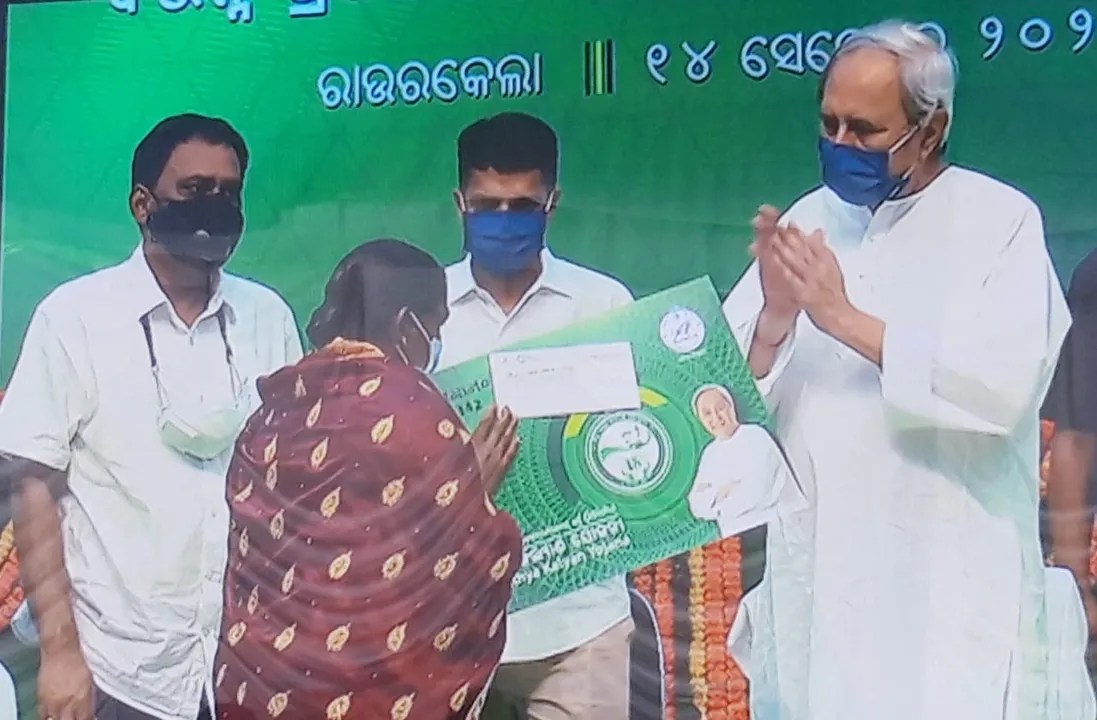  Despite bad weather, Odisha CM distributes smart health card in Sundargarh