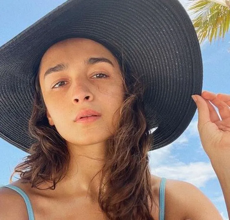  Alia shares a romantic photo with Ranbir on his birthday