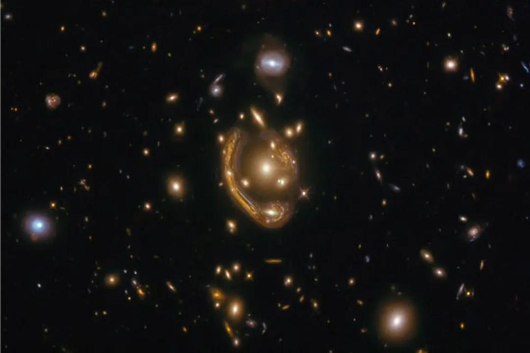  Hubble spots new 'molten Einstein ring'; prompts new research